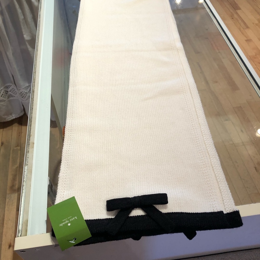 Kate Spade cream scarf black trim! Brand New!!! - Picture 3 of 5